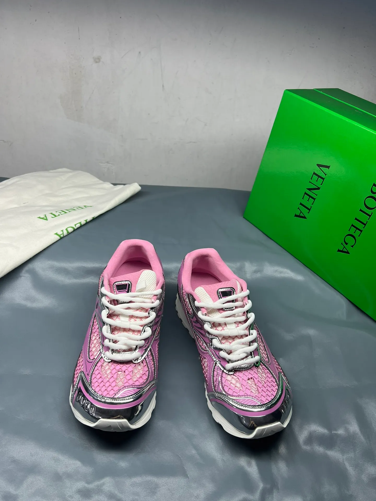 👟👟Ex-factory price 600👟👟 Men's size +10 Real photos 🔥🔥BV Orbit sneakers Wang Yibo's same style couple's dad shoes Runner sneakers, made of lightweight technical mesh fabric. Matched with geometric pattern designed rubber outsole, Wang Zha series high version. Look for the package technology. It is actually a lot taller, but the legs are still slim. Very nice, playable and durable. Matched to the standard💯 Package shoe technology. Look for the high version. The outsole is made of color-blocked TPU outsole. Women's model 35 36 37 38 39 40 41 42 (40 41 42 43 44 45 customized) (Customer logo can be accepted without refund or exchange at a favorable price) Equipped with original packaging